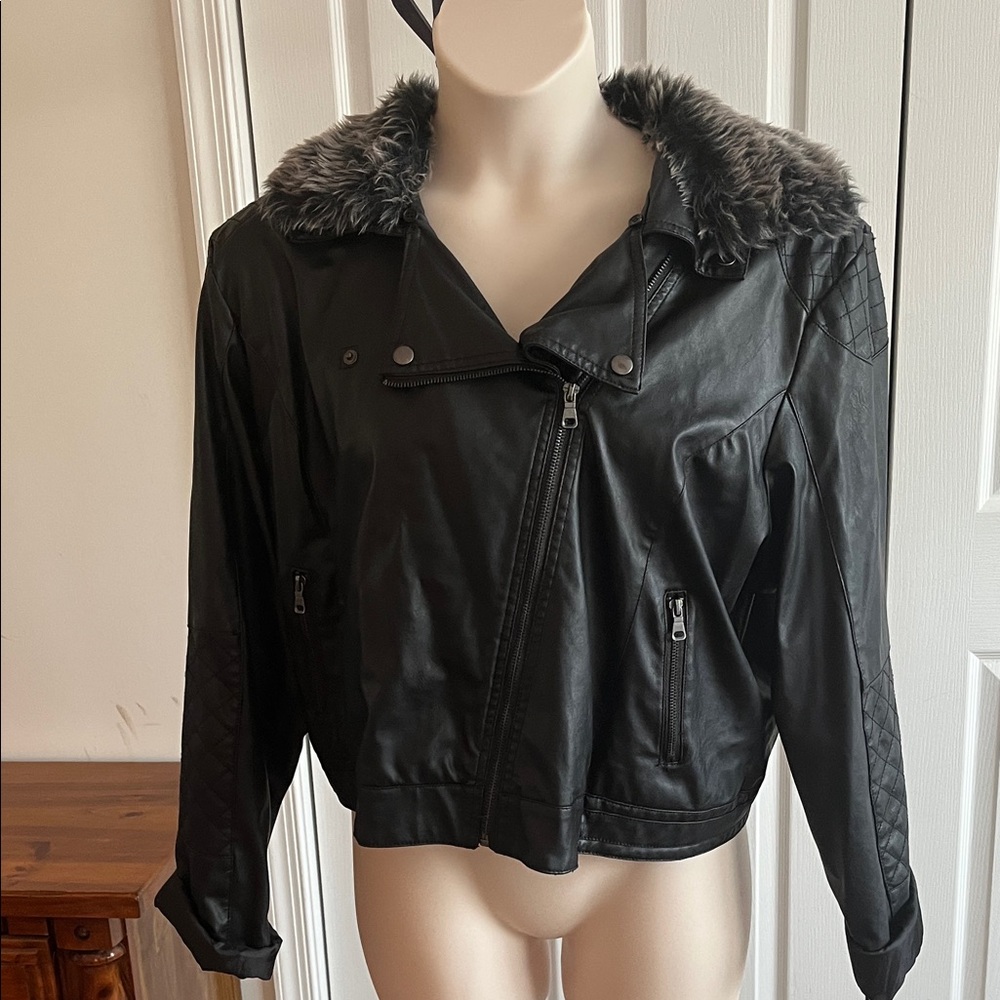 Elegant Black Faux Leather Jacket with Fur Collar